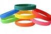 Picture 1:Partij gekleurde siliconen armbandjes per stuk ver